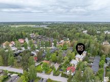 Laadukkaasti toteutettu koti tarjoaa täydelliset puitteet asumiseen rauhallisella pientaloalueella.