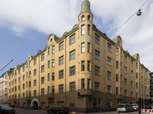 Asunto Oy Kaivopuiston Kivilinna, Neitsytpolun kulmassa