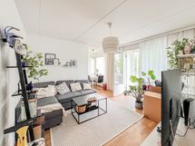 Kivalla sijainnilla oleva viihtyisä koti, jossa on kivasti valoisuutta ja oma sauna!