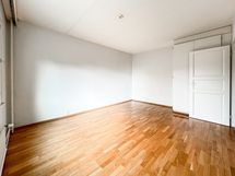 Myös makuuhuoneessa on vaatekaappi.