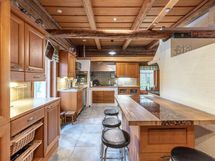 Keittiössä pöyrillä liikuteltava erillinen saareke/ruokapöytä