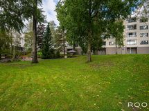 Taloyhtiön laajalla, vehreällä piha-alueella on runsaasti puita ja istutuksia.