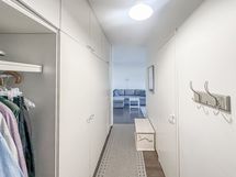 Säilytystilaa löytyy makuuhuoneen kaappien lisäksi myös eteisestä sekä erillisestä kellarikomerosta.