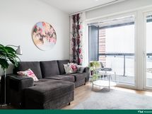 Olohuoneesta näkymät parvekkeen yli merelle