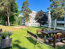 Talon edessä on viihtyisä sisäpiha.