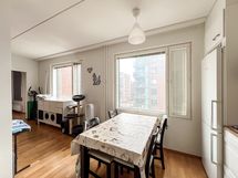 Hyvin hoidettu taloyhtiö sekä erinomaisessa kunnossa oleva asunto tarjoaa viihtyisän kokonaisuuden.