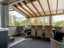 Yläkerran iso katettu parveke