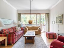 Olohuone, josta käynti länsiparvekkeelle - Vardagsrum med utgång till västerbalkong.