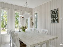 Ruokailutilaa ympäröi ikkunat.