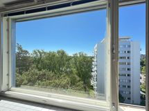 Asunnosta avautuu avarat näkymät etelän suuntaan.