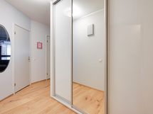 Eteisessä liukuovikaapisto.