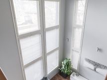Näkymä yläkerran aulasta olohuoneeseen.