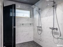Alakerran kylpyhuone ja sauna