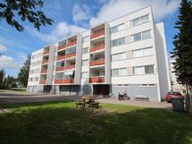 Julkisivu pihalle