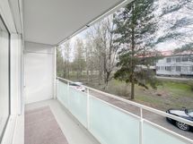 Olohuoneesta on käynti lännen puoleiselle huoneiston levyiselle avoparvekkeelle (5,3 x 1,15 m) .