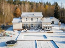 Vituaalisesti muokattu takapihan talvikuva