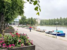 Nurkan takana on Kaisaniemenlahti ja merelliset ulkoilureitit.