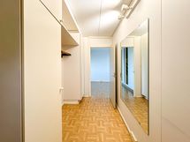 Eteisessä on mukavasti kaappitilaa ja naulakko