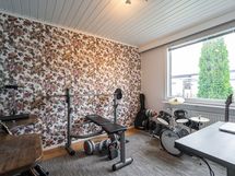Oikeanpuoleinen toinen makuuhuone