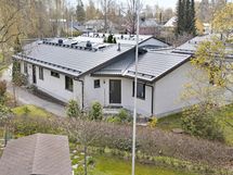 Taloyhtiön isoin piha huoneistolla