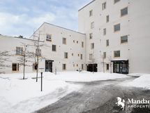 Sisäpiha jossa kohde sijaitsee kaksikerroksisessa päädyssä alimpana.