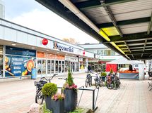 Päivittäispalvelut löytyvät läheltä Munkkivuoren ostoskeskuksesta, jonne kävellen n. 10 minuuttia.