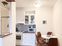 Keittiön yhteyteen mahtuu myös pieni ruokailuryhmä.