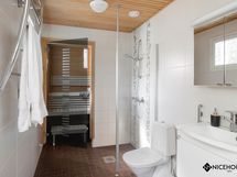 Pesuhuone-wc-sauna on asunnon alakerrassa.