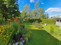 Tai haluatteko ostaa myös tämän ihanan etupihan ?