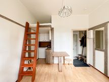 Keittiön yläpuolelle on rakennettu parvi.