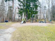 Taloyhtiön pihamaalla on lasten leikkitelineitä.