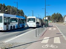 Bussit kulkevat lähistöltä tihein vuorovälein.