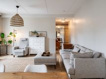 Näkymä ruokailutilasta olohuoneeseen ja edelleen eteisen suuntaan