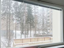 Ikkunoista aukeaa rauhalliset näkymät.