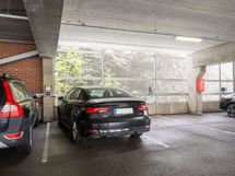 Myynnissä myös autohallipaikka