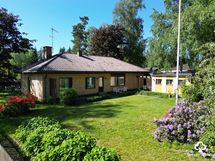 Julkisivu pihalle päin