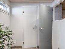 Käynti yläkerran kylpyhuoneeseen/saunaan