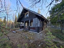 Mökki etupihalta päin katsottuna