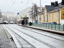 Raitiovaunut kulkee talon edestä.