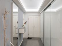 Eteisessä on runsaasti säilytystilaa.