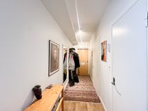 Eteisen käytävällä sijaitsee kylpyhuone.