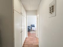 Eteisestä löytyy runsaasti kaappitilaa.