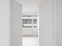 Päämakuuhuoneen tupla-ovet olohuoneesta päin.