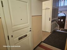 sisäänkäynti+porraskäytävä