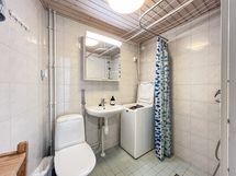 Kylpyhuone on tilava ja sinne mahtuu hyvin pesukone. Yhtiössä on myös pesutupa.