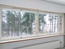 Valoisa asunto, jossa on huoneiston leveydeltä ikkunoita