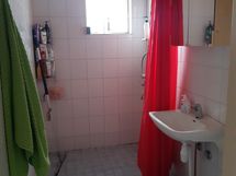 Erillinen kylpyhuone alakerta