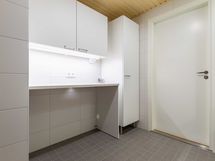 Kylpyhuoneessa varaukset niin pyykinpesukoneelle kuin kuivausrummulle