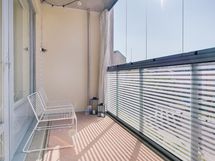 Iso lasitettu parveke on sisäpihan puolella