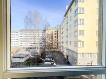 Näkymä ikkunasta on pohjoiseen.